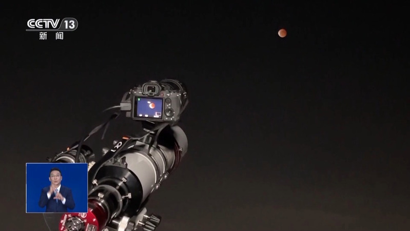 “天文摄影:望远镜捕捉月球日食瞬间”